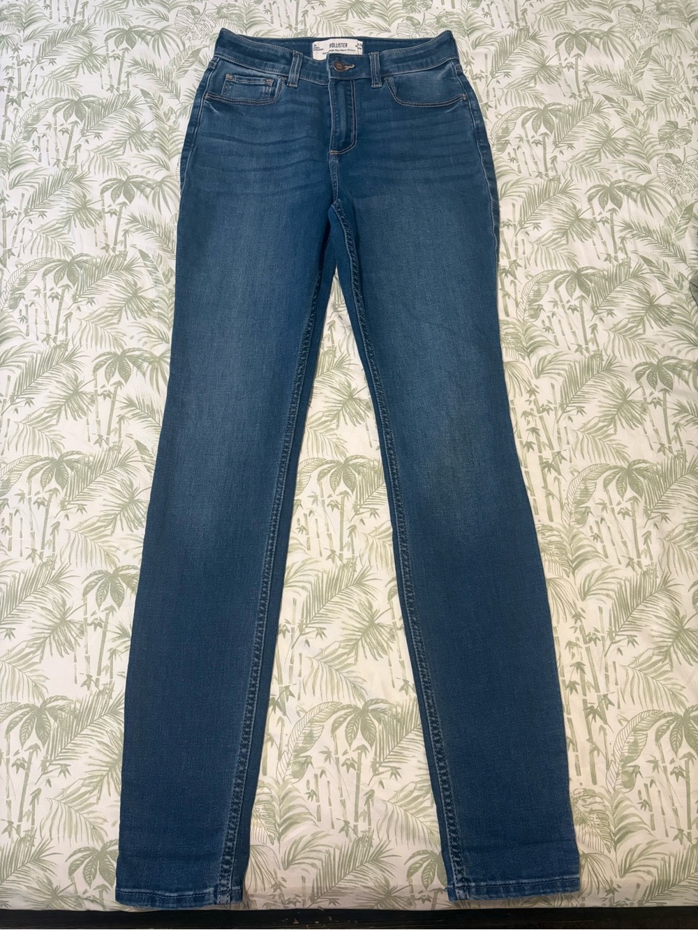 Hollister Women's Curvy High-Rise Skinny Jeans in Dark Blue Wash